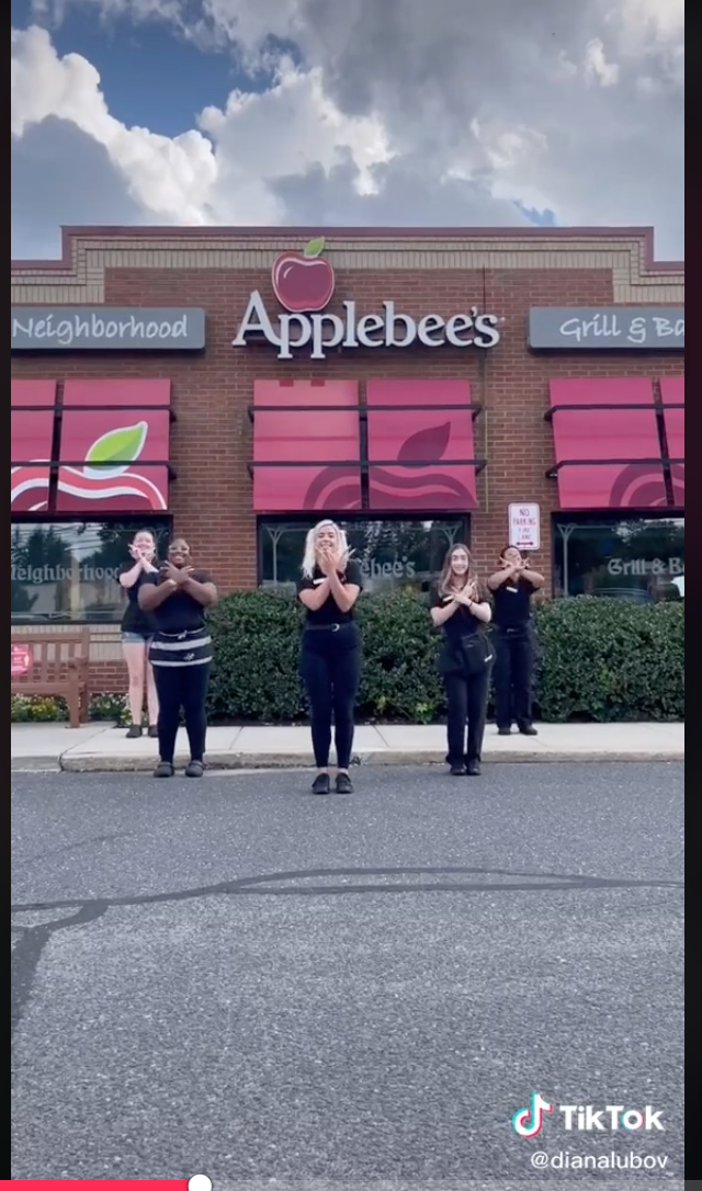 Applebee a (sans surprise) encouragé les employés à filmer leur propre interprétation de la danse.