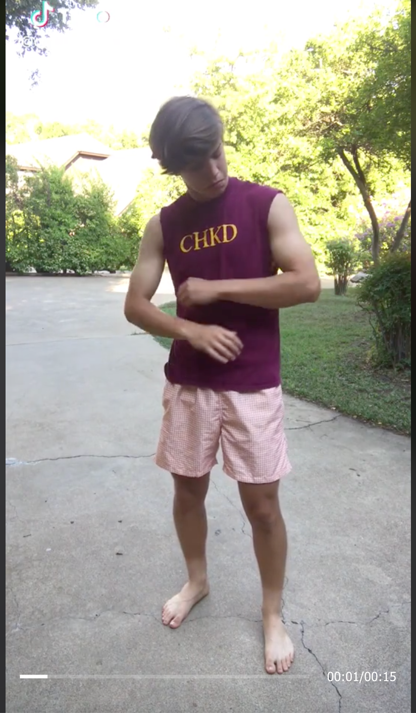 Les gens ont utilisé cette tendance pour présenter tous les types de transformations, y compris ce type qui a montré son costume de cow-boy.